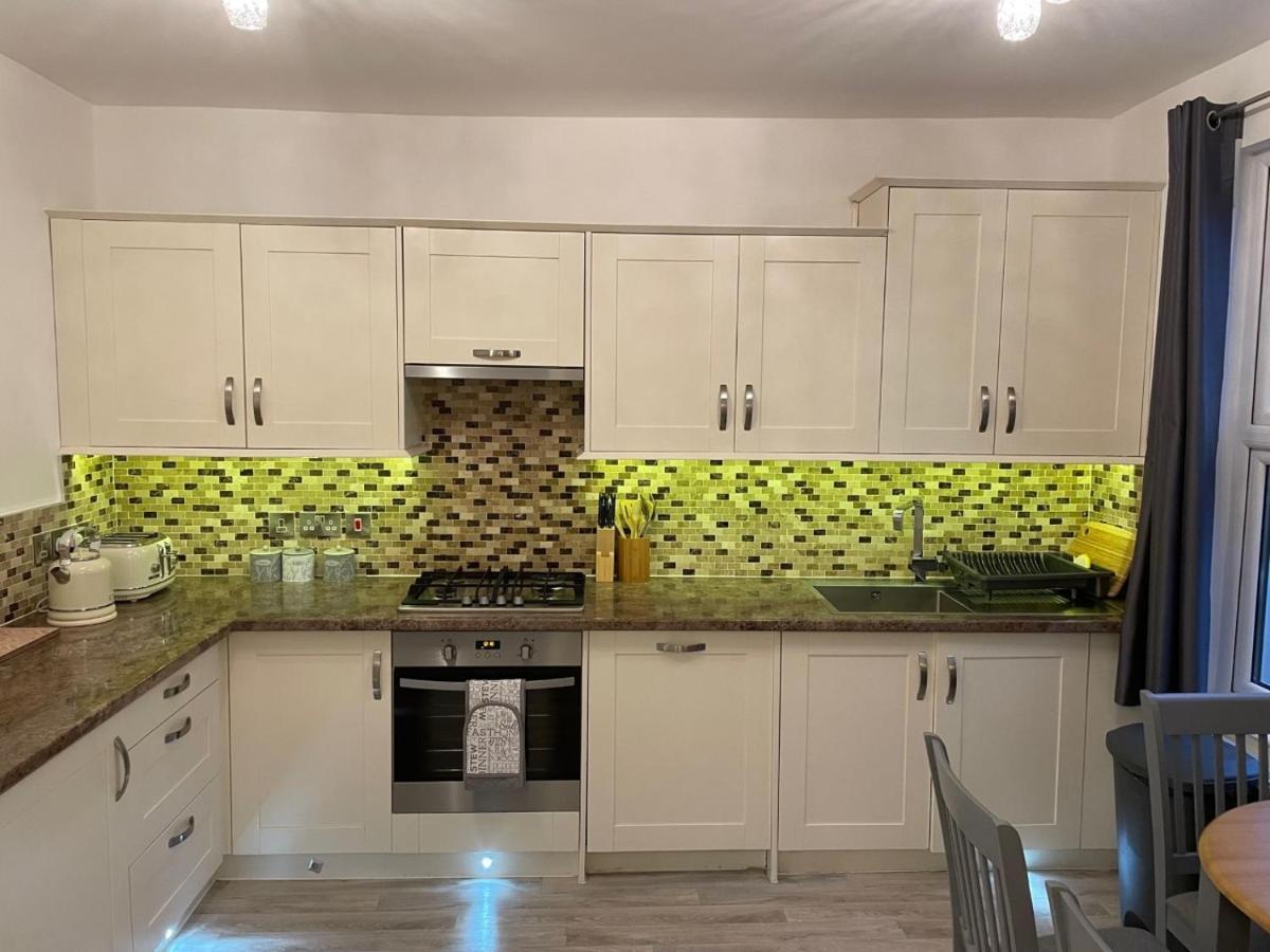 Luxury 5 Star London Apartment - Parking, Garden, Nr Greater London Metro Stations Екстериор снимка