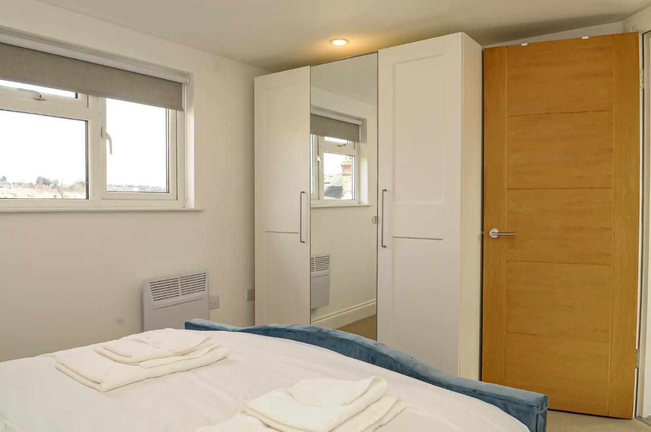 Luxury 5 Star London Apartment - Parking, Garden, Nr Greater London Metro Stations Екстериор снимка