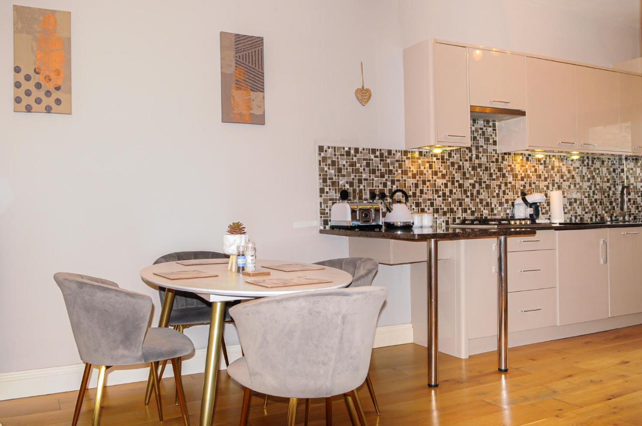 Luxury 5 Star London Apartment - Parking, Garden, Nr Greater London Metro Stations Екстериор снимка