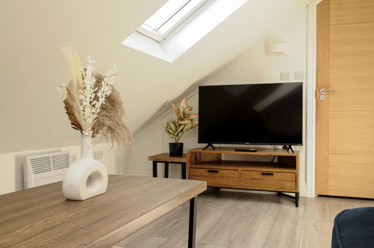 Luxury 5 Star London Apartment - Parking, Garden, Nr Greater London Metro Stations Екстериор снимка