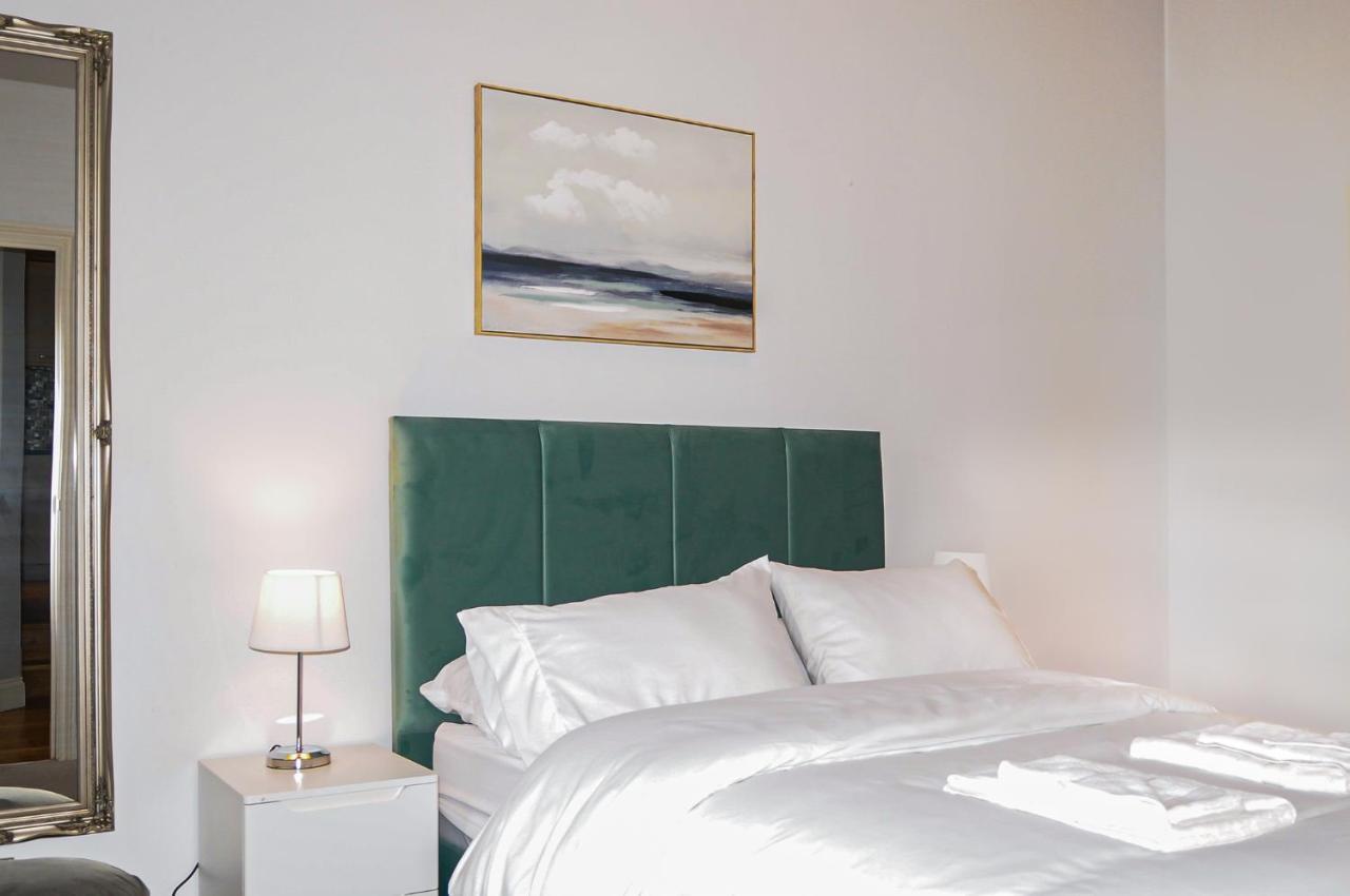 Luxury 5 Star London Apartment - Parking, Garden, Nr Greater London Metro Stations Екстериор снимка